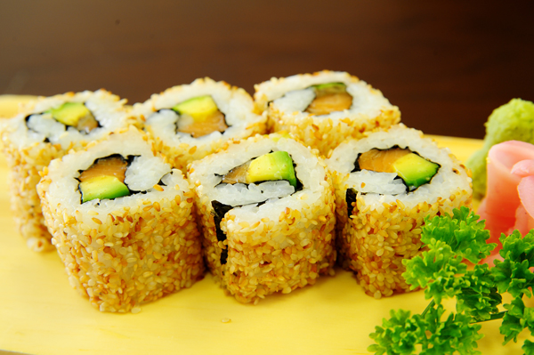 Sushi cá hồi và bơ